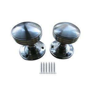 Könnte beinhalten: Zwei Türknöpfe aus gebürstetem Nickel mit kreisförmiger Basis und abgerundeter Oberseite. Die Knöpfe werden von sechs silbernen Schrauben begleitet. Die Hardware ist für Türen und Schränke konzipiert.