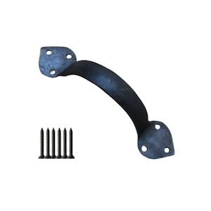 Könnte beinhalten: Ein schwarzer Türgriff im rustikalen Stil mit gebogenem Griff und dekorativen Endplatten. Enthält sechs schwarze Schrauben zur Montage. Der Griff ist aus Metall und hat eine strukturierte Oberfläche.