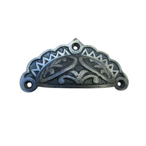 Puxador de ferro antigo estilo eduardiano para gavetas de móveis de cozinha vintage.