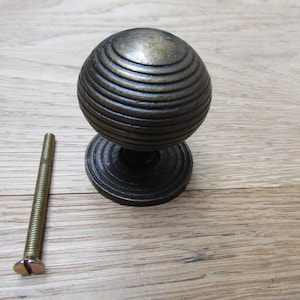 Könnte beinhalten: Ein Set aus drei Keramikbechern mit gesprenkelter, matter Oberfläche. Die Becher sind in Creme-, Hellgrau- und Dunkelgrautönen gehalten. Jeder Becher hat ein schlichtes, minimalistisches Design, ideal für Kaffee oder Tee.