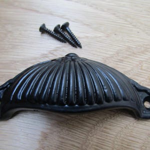 Puxador de concha canelado preto estilo antigo para gavetas de móveis de cozinha vintage.