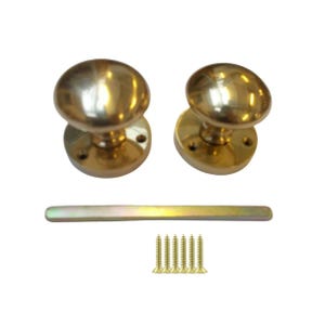 Könnte beinhalten: Zwei polierte Messing-Türknöpfe mit passenden Rückplatten, einer Metallstange und fünf Schrauben. Die Knöpfe haben eine abgerundete, ovale Form. Beschläge für die Türinstallation.