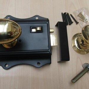 Olde Latch And Polished Brass Oval Knob Set