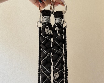 Extension per capelli intrecciate in stile boho con ciondoli e moschettoni, acconciatura da festival in stile vichingo.