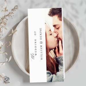 Może przedstawiać: Kartka z ogłoszeniem ślubu z czarno-białym zdjęciem pary całującej się. Tekst "The Wedding of William & Denise" jest wydrukowany czarnym kolorem na białym tle.