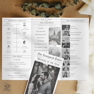 Peut inclure: Un programme de mariage noir et blanc avec un calendrier, un menu et des informations sur la fête de mariage. Le programme présente un design de style journal avec une photo du couple et le titre "The Newlywed Times: Wedding of the Year".