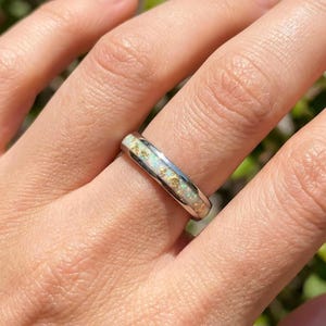 Ehering aus zerkleinertem Feueropal, zierlicher weißer Opalring für Damen