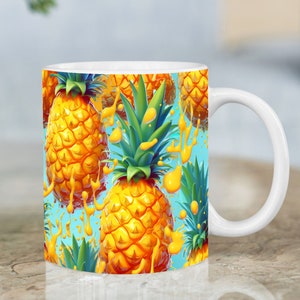 Puede incluir: Taza de cerámica blanca con un diseño colorido de piñas y salpicaduras de jugo amarillo. La taza tiene un asa en el lado derecho.
