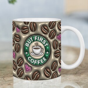 Puede incluir: Taza de café de cerámica blanca con un diseño verde y marrón. La taza presenta una taza de café con vapor y el texto "But First Coffee" en un círculo con una estrella a cada lado. El fondo es un patrón de granos de café marrones y corazones rosas.