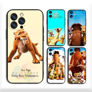 Op de afbeelding: Vier verschillende telefoonhoesjes met personages uit de animatiefilm Ice Age. De hoesjes zijn zwart met een transparant plastic venster dat de personages laat zien. De tekst "Ice Age Wallpaper Daily New Wallpapers" staat gedrukt op de onderkant van het hoesje.