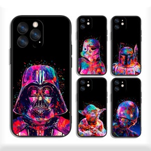 Op de afbeelding: Set van vijf telefoonhoesjes met verschillende Star Wars-personages in een kleurrijke, abstracte stijl. De hoesjes zijn zwart met een heldere, beschermende laag over het ontwerp. De personages zijn Darth Vader, Yoda, Boba Fett, een Stormtrooper en een droid.