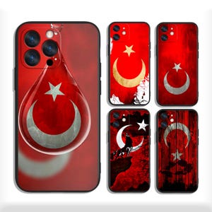 以下が含まれることがあります： トルコ国旗のデザインが施された携帯電話ケースのコレクション。三日月と星のシンボルを、水滴のデザインや月に吠える狼など、さまざまな芸術的スタイルで表現しています。