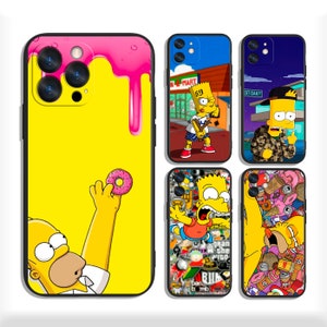 Può includere: Set di sei custodie per iPhone con diversi personaggi dei Simpson. Le custodie sono nere con un retro in plastica trasparente e presentano diversi design, tra cui un ciambella gialla, un personaggio che tiene una ciambella, un personaggio in un negozio, un personaggio in una scena notturna, un personaggio con uno sfondo di graffiti e un personaggio con uno sfondo di cartone animato.