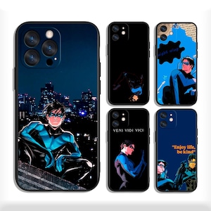 Peut inclure: Cinq coques de téléphone avec des illustrations de Nightwing. L'une montre le personnage sur un toit la nuit. Les autres présentent le personnage dans diverses poses, dont une avec le texte Veni Vidi Vici et une autre avec Enjoy life, be kind.