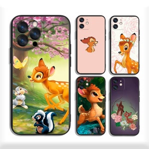 Könnte beinhalten: Satz mit fünf Handyhüllen mit einem Bambi-Cartoon-Design. Die Hüllen sind schwarz mit verschiedenen Hintergründen, darunter ein rosafarbenes Blumenmuster, eine grüne Waldszene und ein violetter Nachthimmel. Jede Hülle zeigt ein anderes Bild von Bambi, darunter eine Nahaufnahme seines Gesichts, eine Ganzkörperaufnahme und eine Szene mit anderen Waldtieren.