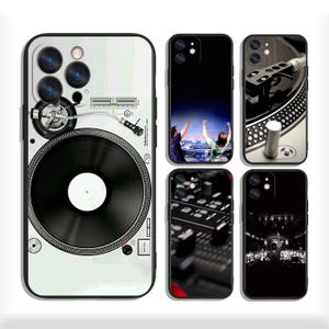 Peut inclure: Plusieurs coques de téléphone avec des motifs musicaux. Les coques présentent des images d'une platine vinyle, d'une table de mixage DJ et de scènes de concert. Les coques sont principalement en noir et blanc avec quelques touches de couleur.