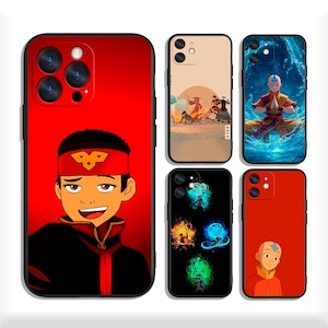 Può includere: Una collezione di custodie per telefoni con disegni ispirati a una serie animata. I design includono una custodia rossa con un'illustrazione di un personaggio, una custodia beige con un gruppo di figure e una custodia blu con una figura che medita.