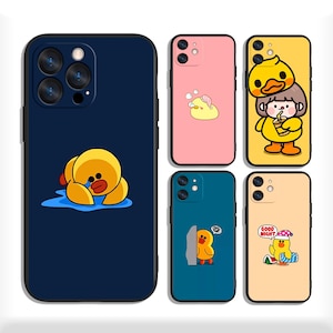 Può includere: Una collezione di custodie per telefoni con disegni di anatre dei cartoni animati. Le custodie sono disponibili in vari colori, tra cui blu navy, rosa, verde acqua e giallo. Ogni custodia mostra una diversa illustrazione di anatra, alcune con testo come "Good Night".
