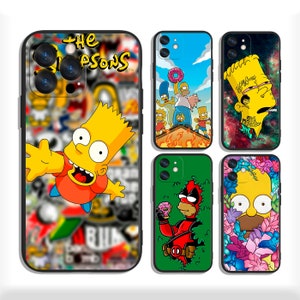 Może przedstawiać: Zestaw sześciu etui na telefon z różnymi postaciami z Simpsonów. Etui są czarne z różnymi kolorowymi wzorami. Wzory obejmują scenę z rodziną Simpsonów, wzór naklejek Bart Simpson, Bart Simpson z wzorem pączka, Bart Simpson z wzorem galaktyki, Bart Simpson z wzorem kwiatowym oraz postać Deadpoola z wzorem pączka.