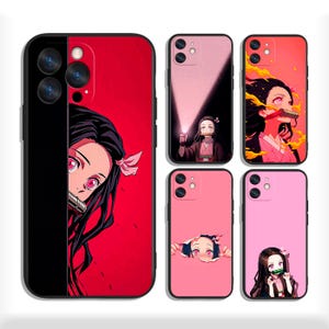 Peut inclure: Cinq coques de smartphone présentant des illustrations de personnages de style anime. Une grande coque montre un design divisé en noir et rouge avec un portrait. Quatre plus petites présentent diverses scènes dans des tons rose et rouge.