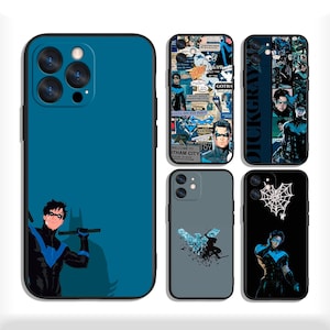 Könnte beinhalten: Fünf Smartphone-Hüllen mit Nightwing-Charakterdesigns. Eine große Hülle ist einfarbig blau mit einer Illustration. Vier kleinere Hüllen zeigen Comic-Collagen, Charakterporträts, ein blaues Emblem und eine Figur mit einem Spinnennetz.