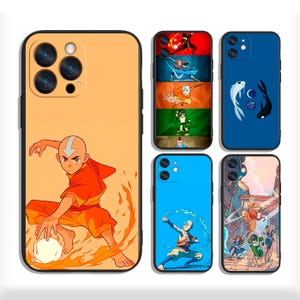 Könnte beinhalten: Eine Sammlung von Handyhüllen mit farbenfrohen Illustrationen von Charakteren und Szenen aus einer Zeichentrickserie. Die Hüllen zeigen verschiedene Designs, darunter Actionposen und symbolische Bilder, mit einer Reihe von Hintergrundfarben.