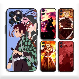 Può includere: Una collezione di custodie per telefoni con personaggi di anime. Le custodie presentano illustrazioni colorate di personaggi in pose dinamiche, con sfondi vivaci. Le custodie sono nere con finitura lucida.
