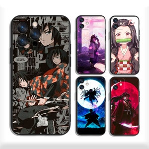 Pode incluir: Conjunto de cinco capas para telefone com personagens do anime Demon Slayer. As capas são pretas com diferentes designs, incluindo um personagem com uma espada, um personagem com uma echarpe verde e um personagem com uma echarpe vermelha.