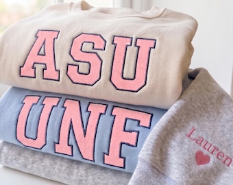 Suéter personalizado con iniciales universitarias bordadas y lunares, regalo para trabajadora social escolar, camiseta de graduación universitaria con flores, regalo para hermandad universitaria