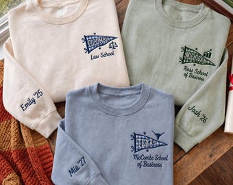Suéter universitario bordado personalizado, cuello redondo con banderín y nombre de la universidad personalizado, regalo de graduación para ella, suéter con nombre personalizado en la manga.