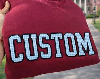 Camiseta con aplique de nombre personalizado, estilo universitario bordado, camiseta con letras universitarias personalizadas, regalo de graduación