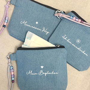 Personalisiertes Jeans Etui für Binden & Tampons – Diskrete Bindentasche, Hygienetasche mit Name/ Spruch für Schule, Alltag