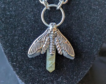 Labradorit-Spitzen-Halskette mit Totenkopf-Haube-Motte - Edelstahlkette