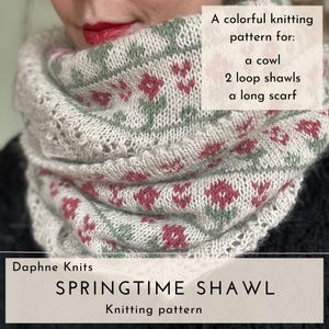 Puede incluir: Un patrón de tejido para un cuello y un chal con un diseño floral en rojo y verde sobre un fondo gris claro. El texto de la imagen dice "Springtime Shawl" y "Un patrón de tejido colorido para: un cuello, 2 chales de bucle, una bufanda larga."