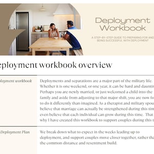 Może przedstawiać: Podręcznik zatytułowany "Deployment Workbook" z instrukcją krok po kroku przygotowującą do i odnoszącą sukcesy w rozmieszczeniu. Okładka przedstawia parę przy stole. Pokazano również przegląd podręcznika.