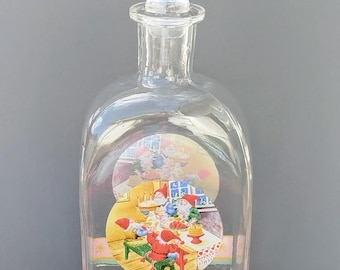 Preciosa botella navideña nórdica: decantador de cristal con escena invernal de gnomos y elfos. Regalo navideño sueco, noruego y danés. Decoración de mesa.