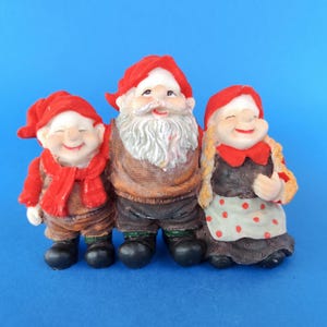 LEUK! Scandinavische kerstfamilie - lachend knuffelen Zweeds Noorse Julenisse elfen kabouters decor - Scandinavisch vakantiecadeau