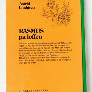 Puede incluir: Una cubierta de libro amarilla con una columna vertebral verde. La cubierta presenta una ilustraci&oacute;n en blanco y negro de dos ni&ntilde;os caminando por un sendero. El t&iacute;tulo del libro es "RASMUS p&aring; loffen" en texto negro. El nombre del autor, "Astrid Lindgren", est&aacute; impreso en texto negro sobre el t&iacute;tulo.