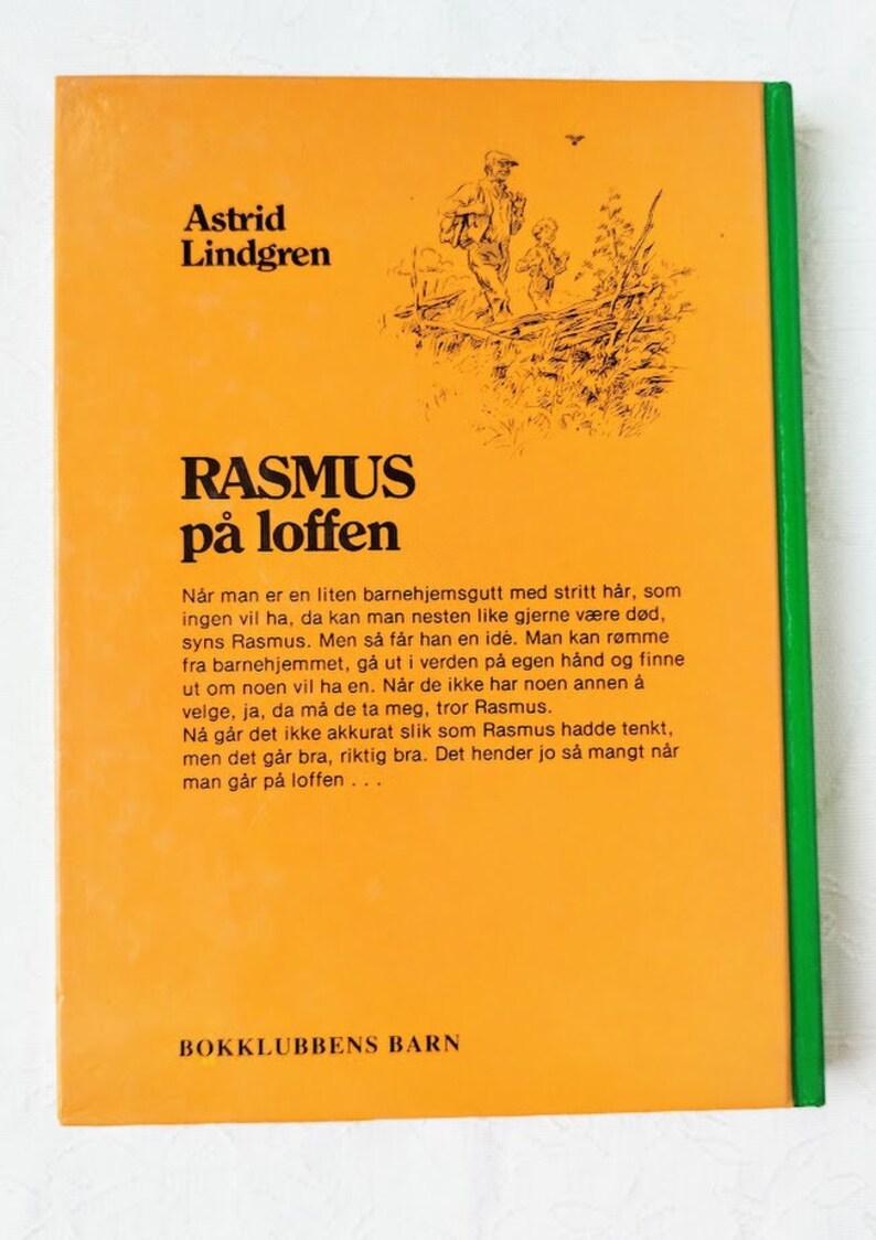 Puede incluir: Una cubierta de libro amarilla con una columna vertebral verde. La cubierta presenta una ilustraci&oacute;n en blanco y negro de dos ni&ntilde;os caminando por un sendero. El t&iacute;tulo del libro es "RASMUS p&aring; loffen" en texto negro. El nombre del autor, "Astrid Lindgren", est&aacute; impreso en texto negro sobre el t&iacute;tulo.