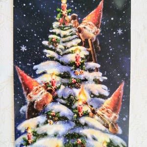 Cartão de Natal nórdico - Gnomos decorando a árvore de Natal no inverno - Cartões postais suecos e noruegueses Nisse Tomte