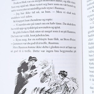 Puede incluir: Una ilustraci&oacute;n en blanco y negro de una mujer con una expresi&oacute;n severa, de pie frente a un ni&ntilde;o sentado en el suelo. La mujer tiene las manos levantadas en el aire, como si fuera a rega&ntilde;ar al ni&ntilde;o. El ni&ntilde;o mira a la mujer con una expresi&oacute;n de sorpresa. El texto de la imagen dice: "Men Rasmus kunne ikke delta i gleden over at han var s&aring; god til &aring; treffe. Dette var ingen bra begynnelse p&aring; dagen."