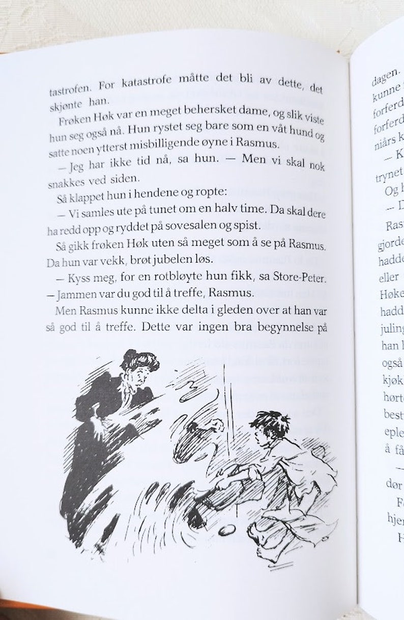 Puede incluir: Una ilustraci&oacute;n en blanco y negro de una mujer con una expresi&oacute;n severa, de pie frente a un ni&ntilde;o sentado en el suelo. La mujer tiene las manos levantadas en el aire, como si fuera a rega&ntilde;ar al ni&ntilde;o. El ni&ntilde;o mira a la mujer con una expresi&oacute;n de sorpresa. El texto de la imagen dice: "Men Rasmus kunne ikke delta i gleden over at han var s&aring; god til &aring; treffe. Dette var ingen bra begynnelse p&aring; dagen."
