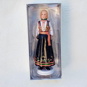 Muñeca de traje nacional noruego Bunad - Muñeca coleccionable del 17 de mayo - Regalo escandinavo - Muñeca decorativa noruega