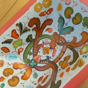 Signierte Norwegische Rosemaling Holzschale handbemalt mit Text - Datiert 1970 - Norwegen Mid-Century Folk Art Skandinavisch