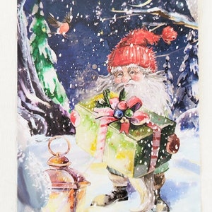 Cartão de Natal nórdico - Gnomo adorável no inverno com presente - Tomte sueco Nisse Tomte norueguês - Cartões postais escandinavos de saudação