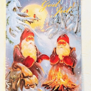 Cartão de Natal sueco norueguês God Jul - Gnomos fofos Tomte Nisse em cena de inverno - Cartão postal de saudação nórdico
