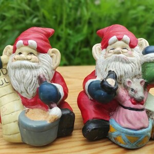 God Jul Scandinavische kerstkabouters zittend - Noorse Zweedse Deense kerstkeramische beeldjes - Tomte Nisse cadeau