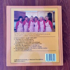 Puede incluir: Una cubierta de libro amarilla con una foto de cinco mujeres en una cocina. El t&iacute;tulo del libro es "Meierienes Pr&oslash;vekj&oslash;kken" y el texto en la parte posterior del libro dice "Server en dessert - og gj&oslash;r andre glade!" El libro est&aacute; publicado por Gyldendal Norsk Forlag.