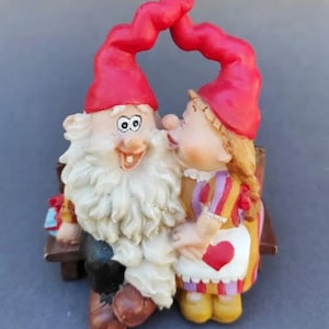 Zwei schwedisch-norwegische Weihnachtsmänner und Mrs. Claus