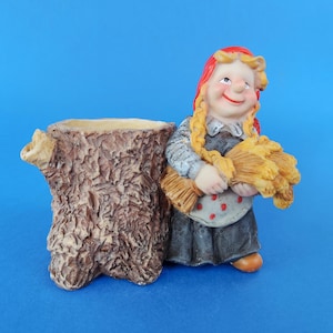 Noords meisje kerstkabouter met hooiornament - kerstelfdecor - Nisse Tomte Zweeds Noors Denemarken -